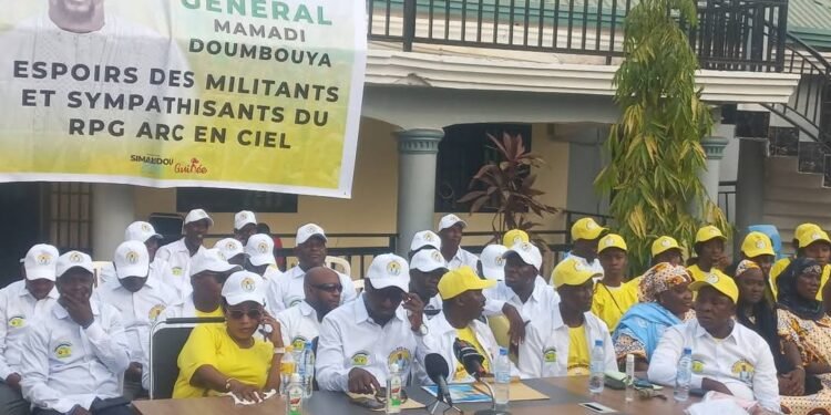 Conakry : des responsables du RPG Arc-en-Ciel déclarent leur flamme politique au Général Doumbouya Alors que l’échéance électorale approche à grands pas, les déclarations de soutien en faveur du Général Mamadi Doumbouya se multiplient, parfois là où on les attendait le moins. Ce jeudi 8 mai 2025, c’est un groupe inattendu qui est monté au créneau : les 52 sections du RPG Arc-en-Ciel de la région de Conakry, ancien parti au pouvoir sous Alpha Condé. Réunis au siège de l’Alliance des Forces Patriotiques (AFP), ces responsables locaux du parti « jaune » ont affiché sans détour leur soutien au chef de la transition, à travers une déclaration très fournie, lue sous l’arbre à palabres par Kabinet Camara. En effet, ils affirment être convaincus des « réalisations socio-économiques du CNRD » et saluent les « réformes engagées depuis le 5 septembre 2021 ». Mieux, ils se disent « prêts à accompagner la candidature du Général Mamadi Doumbouya à la prochaine présidentielle ». Dans un ton presque lyrique, les déclarants n’ont pas hésité à appeler d’autres structures politiques, syndicats, et entités de la société civile à se joindre à leur démarche. « Mon Général, on vous suit », ont-ils lancé. A noter que cette sortie des sections RPG de Conakry ne manquera pas de faire parler.